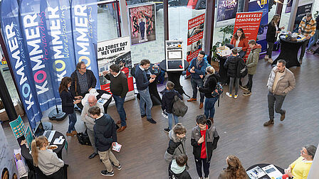 Leerlingen bezoeken Talentevent. Dit is een martk waarbij werkgevers leerlingen laten kennismaken met eventuele beroepen. 