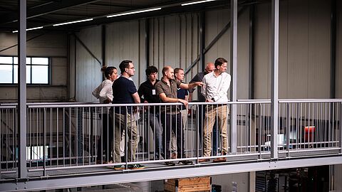 De aanwezigen krijgen een rondleiding bij ITEQ