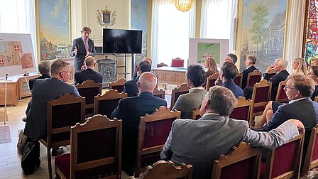 René Verhulst, voorzitter Regio Foodvalley, heet de genodigenden welkom in het Oude Stadhuis Nijkerk.