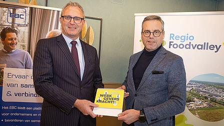 Marco Verhagen van EBC ontvangt eerste exemplaar Werkgeverskracht van wethouder Arnold Versteeg Regio Foodvalley