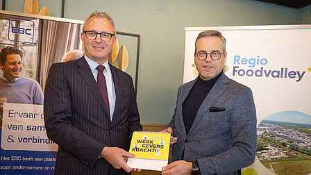 Marco Verhagen, voorzitter Edese bedrijvenkring ontvangt eerste exemplaar van Werkgeverskracht van wethouder Arnold Versteeg, portefeuillehouder regionaal programma Human Capital