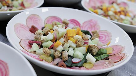 Eindresultaat, verse salade met rode biet, verse groenten en croutons.