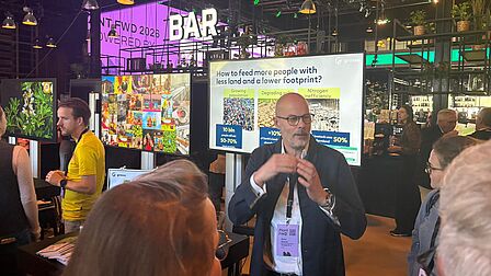 Bezoek aan de stand van Grassa