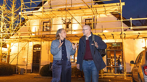 Marjolein de Jong ontmoet Rieks Smook voor Planken Wambuis. Zij staan buiten en zijn met elkaar in gesprek.