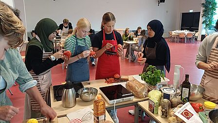 Leerlingen van Marnix college Zijn druk aan de slag om een high tea voor te bereiden met gered voedsel. 