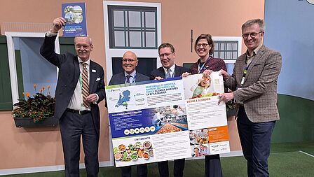 Overhandiging van een gezamenlijke propositie van FoodNL aan staatssecretaris Jean Rummenie van het Ministerie van Landbouw, Visserij, Voedselzekerheid en Natuur (LVVN). 