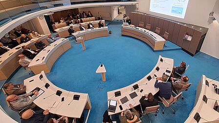 de informatiebijeenkomst voor de raadsleden wordt gehouden in de raadszaal Ede. De raadsleden luisteren aandachtig naar de presentatie. 