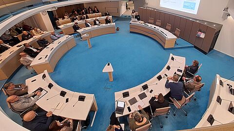 presentatie voor de raadsleden wordt gehouden in de raadszaal van gemeentehuis Ede. 