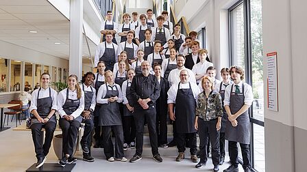 Groepsfoto met de studenten, de kok en docent