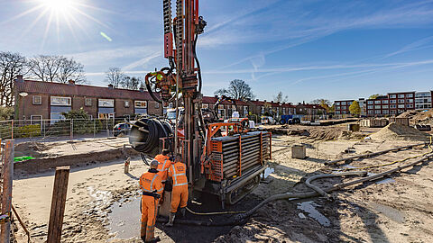 Bouwplaats waar bouwvakkers de grond bouwrijp maken. 