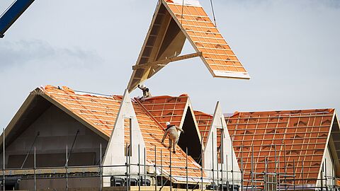 Woning in aanbouw. Dak wordt erop gelegd.