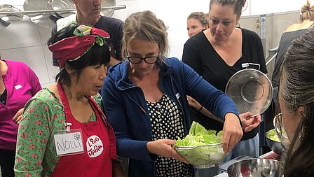 De worskhop fermenteren is met een grote groep deelnemers