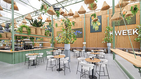 Het theaterrestaurant van de Midden Nederland Hallen, er zitten nog geen gasten in het restaurant. 