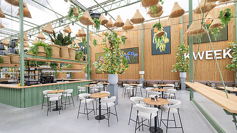 Het theaterrestaurant van de Midden Nederland Hallen, er zitten nog geen gasten in het restaurant. 