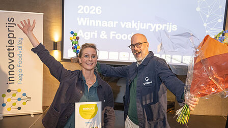 Grassa uit Wageningen won de vakjuryprijs in de categorie Agri & Food . Ze staan juichend op het podium met de prijs en bloemen.