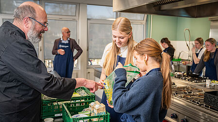 Chefkok Giel Dons geeft uitleg aan de leerlingen. Zij gaan koken met restvoedsel. 