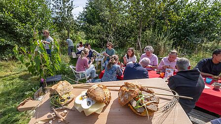 Proeverij in het voedselbos met de partners die betrokken zijn geweest bij de ontwikkeling van het broodje Vallei.
