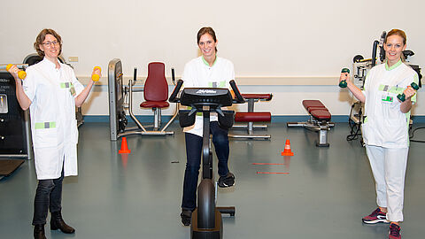 zorgpersoneel met fitnessinstrumenten