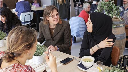 Wethouder Maud Hulshof luncht samen met de buurtbewoners. 