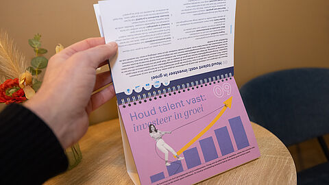 Voorbeeldpagina uit het inspiratieboek Werkgeverskracht. Week 9 met als titel: Houd talent vast en investeer in groei.