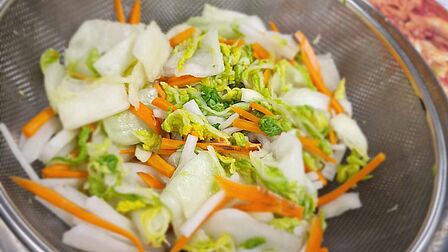 De groenten is gesneden en gewassen. 