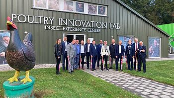 Burgemeesters staan voor het Poultry Innovationa Lab in Barneveld