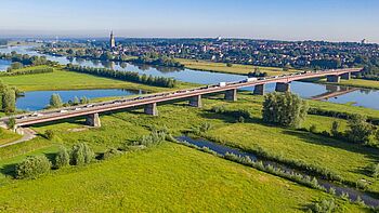 Luchtfoto van de brug bij Rhenen