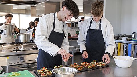 Leerlingen koken met restvoedsel