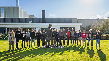 Groepsfoto van de leerlingen Aeres VMBO Nijkerk voor het gebouw van diervoerderproducent Alpuro 