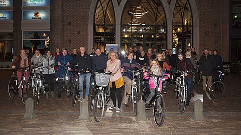 Groepsfoto van alle deelnemers uit gemeente Veenendaal, Scherpenzeel en Renswoude op de fiets met een meetkastje