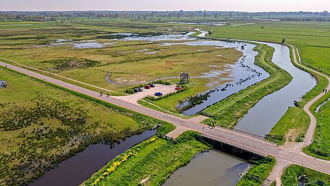 Luchtfoto van het Binnenveld met groene velden en sloten. 