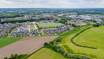 luchtfoto van woningen in Veenendaal en Renswoude