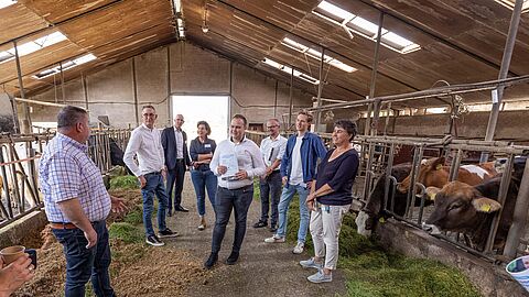 Deelnemers zijn op bezoek bij vleesboerderij Het Binnenveld in Rhenen. 