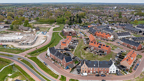 Luchtfoto van een woonwijk in Voorthuizen.
