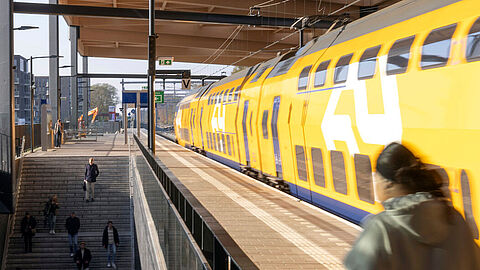 Station Ede-Wageningen. Intercitytrein staat op station, deuren zijn gesloten en klaar voor vertrek. 