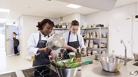Studenten Vakschool Wageningen zijn aan het koken met gered voedsel.