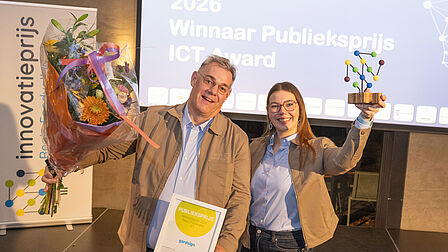 Gardisgn staat juichend op het podium met bloemen en de prijs in de hand.