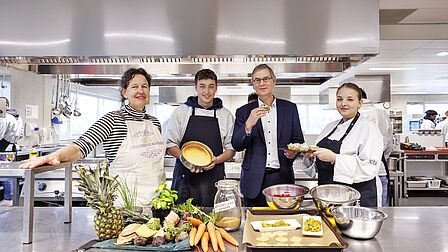 Chef-kok Paula Middendorp, studenten van Het Perron en wethouder Marco Verloop tijdens de Masterclass 'werken met restvoedsel'. De studenten toverden de restjes om tot heerlijke gerechten.