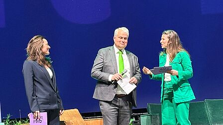 Op het hoofdpodium staat wethouder Oosterwijk uit Barneveld. Hij wordt geintervieuwd door de dagvoorzitter. 