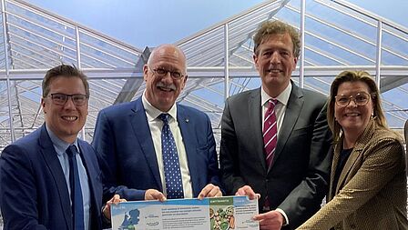 René Verhulst bood, samen met de bestuurlijke vertegenwoordigers van AgriFood Capital en Greenport Venlo, een informatiebord over FoodNL aan minister Christianne van der Wal (Natuur & Stikstof) aan.