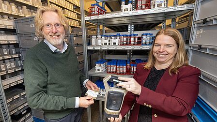 Directeur Hekman en CFO Bianca Hazelaar van AgroCares laten de LeafCares zien. 