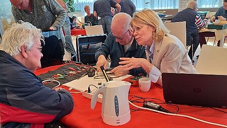 Repair Club Raadhuis Nijkerk met waarnemend wethouder Marianne Klein
