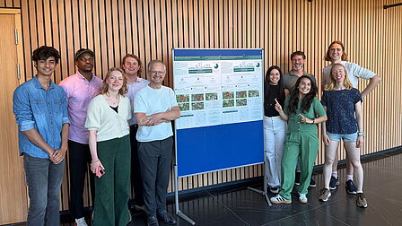 Studenten brengen kansen voor waterstof in Regio Foodvalley in kaart. De studenten en projectleiders van Regio Foodvalley staan voor het bord met de resultaten. 
