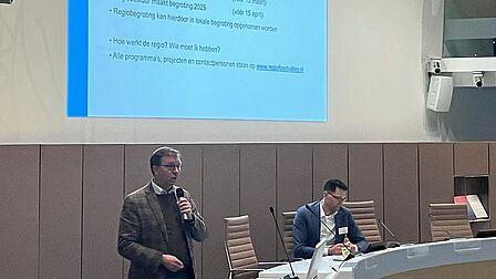 Gert-jan Kats gaf een presentatie over de Kaderbrief 2025-2028