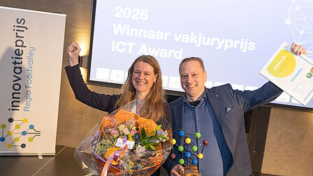In de categorie ICT won Dronebotics uit Rhenen de vakjuryprijs. Zij staan juichend op het podium met de prijs en bloemen in de hand. 